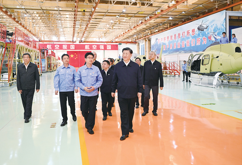 2023年10月10日至13日，中共中央总书记、国家主席、中央军委主席习近平在江西考察。这是11日上午，习近平在景德镇市昌河飞机工业（集团）有限公司考察。 新华社记者 燕雁/摄