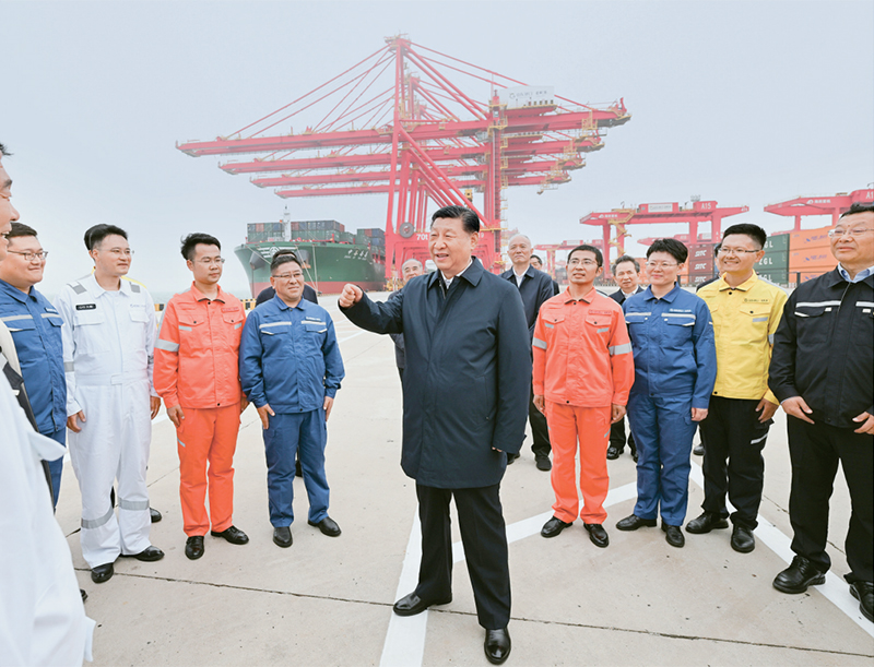 2024年5月22日至24日，中共中央总书记、国家主席、中央军委主席习近平在山东考察。这是22日下午，习近平在日照港亲切慰问港口科技工作者、运营人员、航运人员。 新华社记者 谢环驰/摄