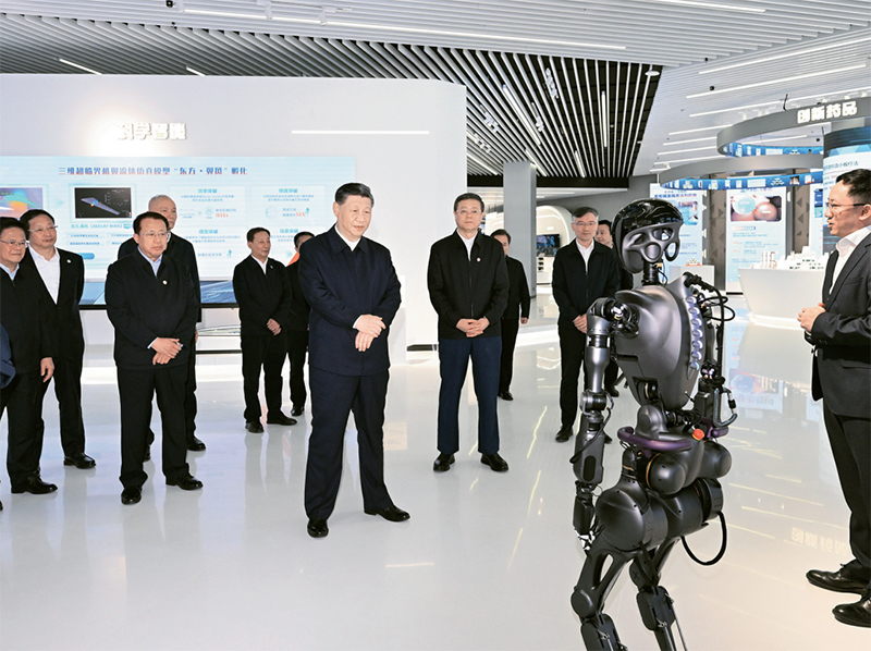 2023年11月28日至12月2日，中共中央总书记、国家主席、中央军委主席习近平在上海考察。这是11月28日下午，习近平在浦东新区张江科学城参观上海科技创新成果展。 新华社记者 谢环驰/摄