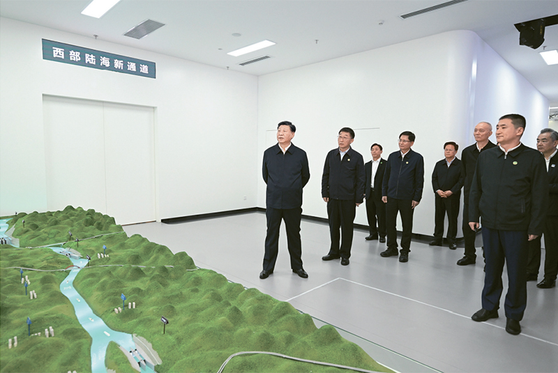 2023年12月14日至15日，中共中央总书记、国家主席、中央军委主席习近平在广西考察。这是14日上午，习近平在南宁市考察中国—东盟信息港股份有限公司，结合平陆运河沙盘听取西部陆海新通道骨干工程建设汇报。 新华社记者 谢环驰/摄